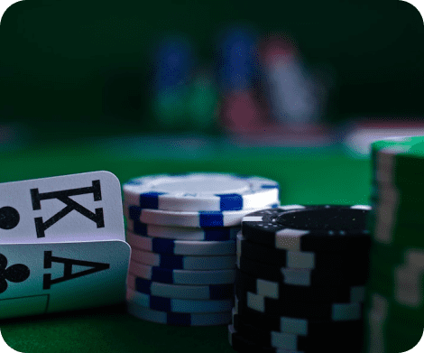  En croupier er en professionel, der arbejder i et
                    kasino eller en spillehal, og hvis hovedopgave er at
                    lede spil som roulette, blackjack, poker og andre
                    bordspil.